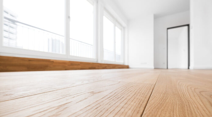 Clinex EDU – Pielęgnacja i doczyszczanie podłóg drewnianych