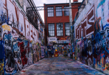 Nielegalne graffiti znika z Krakowa. Ile kosztuje usuwanie bazgrołów? graffiti