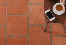 Jak usunąć trudne zabrudzenia z powierzchni porowatych? posadzki porowate