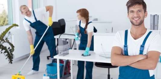 Sprzątanie nowoczesnego biura