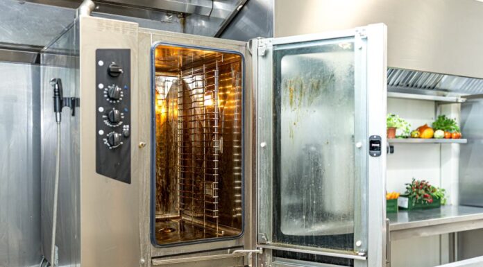 CLINEX EDU: Profesjonalne czyszczenie pieców konwekcyjnyjno-parowych i wędzarniczych