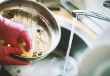 CLINEX EDU: Płyn do mycia naczyń czy balsam — co wybrać?