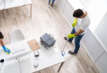 CLINEX EDU: Płyny antystatyczne do sprzątania. Co to i po co ich używać?