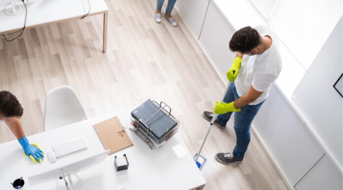 CLINEX EDU: Płyny antystatyczne do sprzątania. Co to i po co ich używać?