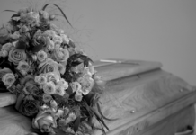 Zmarła w pracy ze zmęczenia? Tragiczna śmierć pracownika serwisu sprzątającego na uniwersytecie to sygnał alarmowy dla całej branży! pracownicy serwisów sprzątających