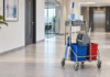 Nie tylko liczba wiader. Jak dobrać wózek sprzątający do trasy pracy i rodzaju obiektu? wózek