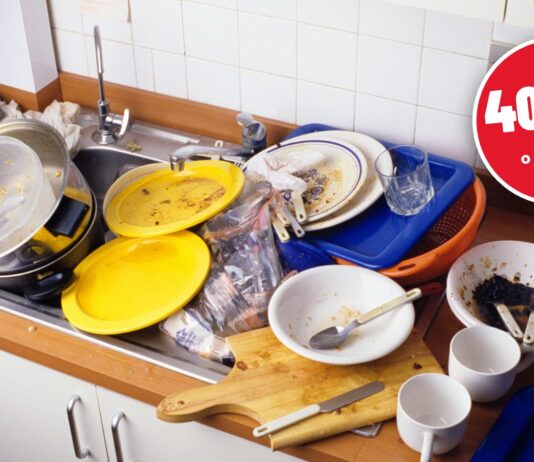 Brudne biuro to rotacja pracowników. Badania z USA: 4 na 10 osób myśli o zmianie pracy Brudne biuro – zawalony brudnymi naczyniami zlew w biurowej kuchni, 40,7% pracowników myśli o odejściu