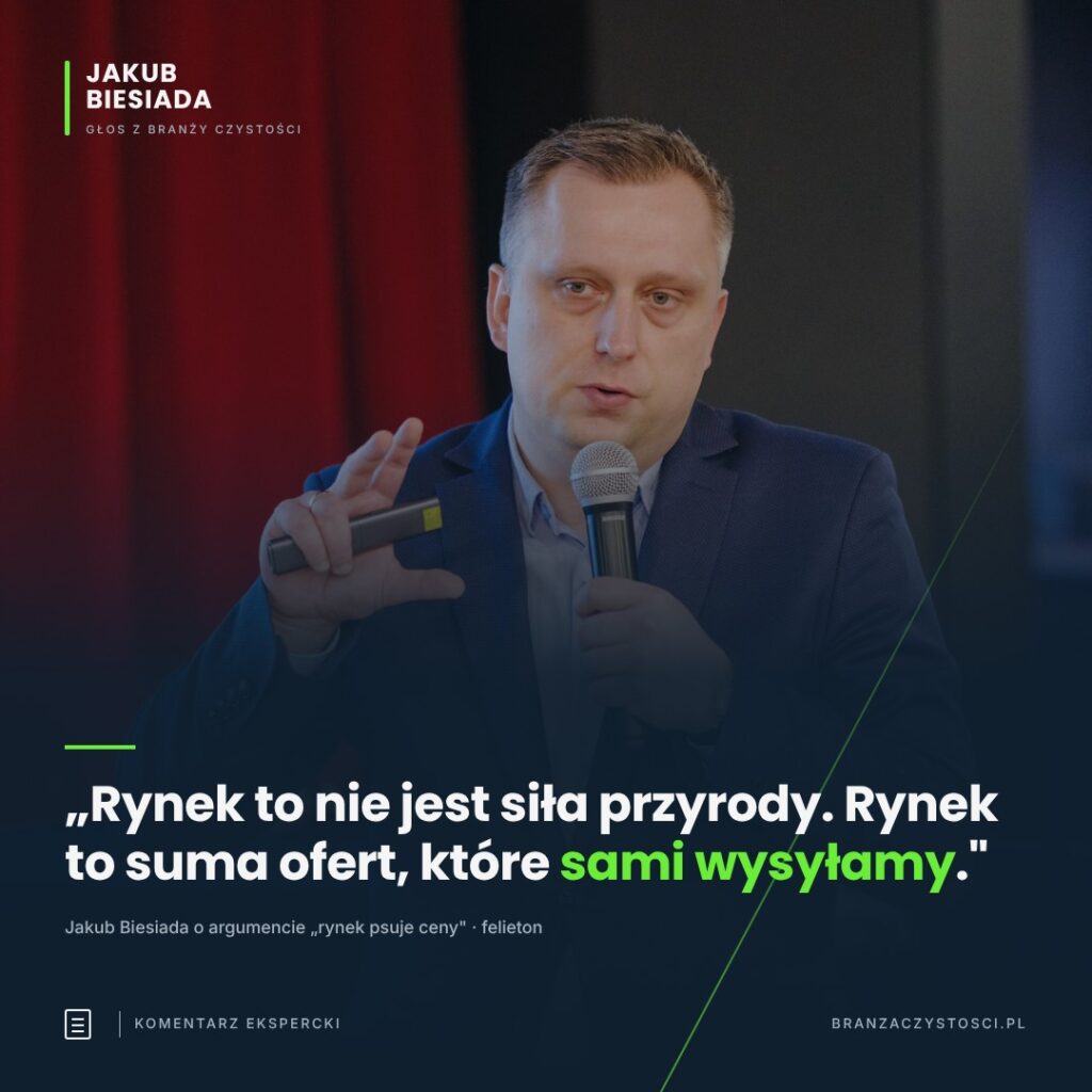 Jakub Biesiada na scenie z mikrofonem i cytat: Rynek to nie jest siła przyrody, rynek to suma ofert, które sami wysyłamy